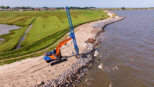 Rijkswaterstaat versnelt dijkversterking Marken met innovatieve drainage